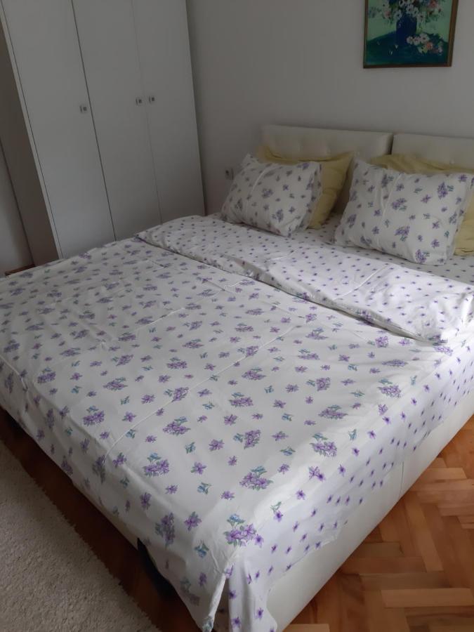 ​​apartment Apartment *